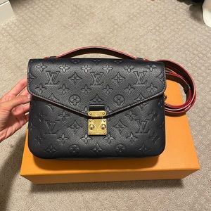 Louis Vuitton Pochette Metis in leather (navy/red)